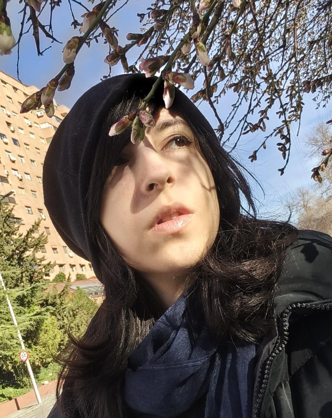 Viicky Scarlet bajo un árbol en flor